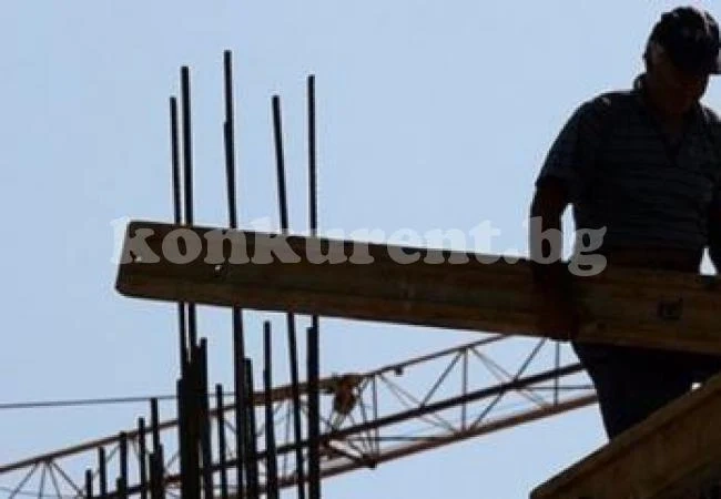 Строител полетя от скеле, потроши се