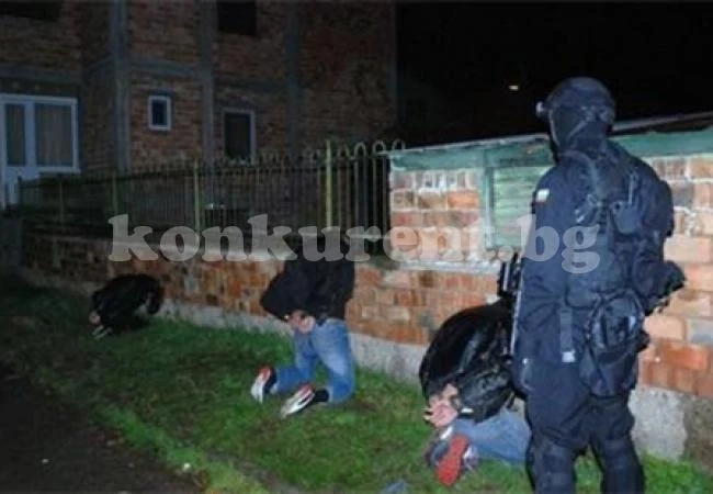 Заловиха крадливи роми докато разбиват къща