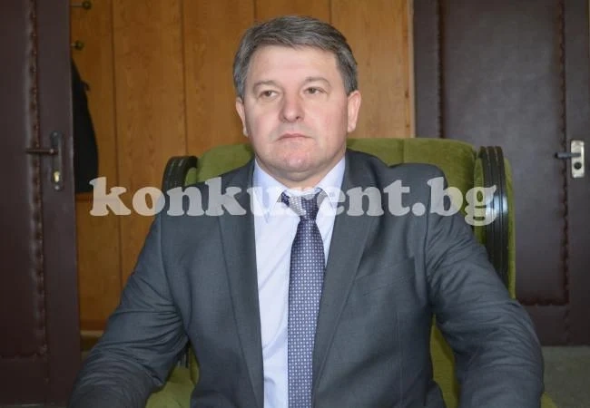 Кметове вадиха пенсионери от горящите им къщи
