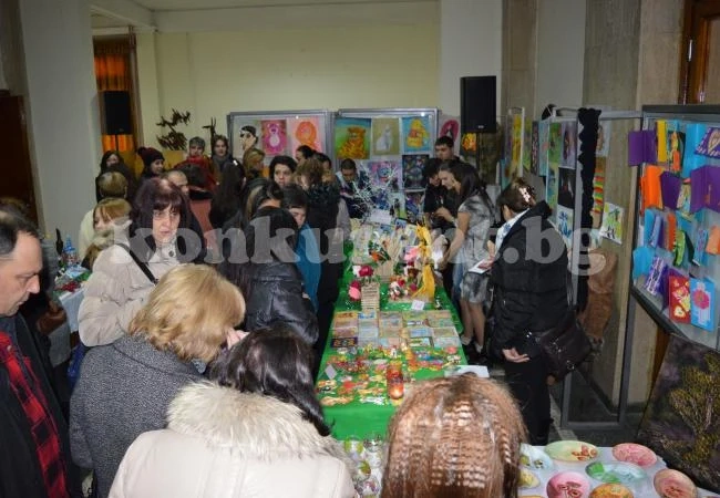 Студенти събират пари за хора с увреждания от коледен базар 