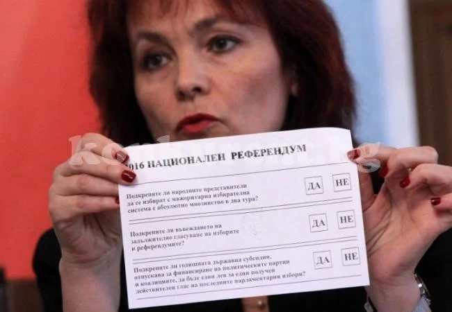 Броят повторно пликове и бюлетини за референдума в 44 секции