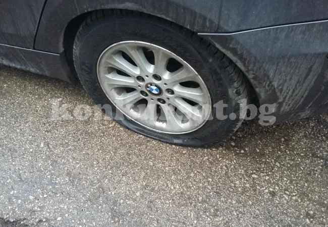 За пореден път! Нарязаха гумите на 10 коли във Враца /СНИМКИ/