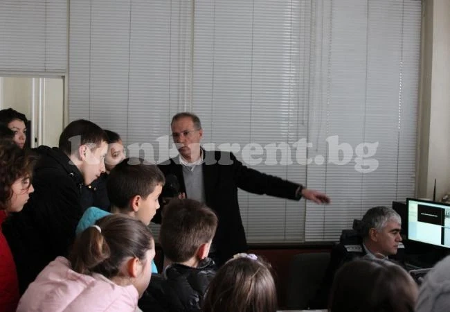Ученици се запознаха с работата на полицията във Враца