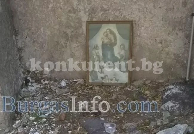 Олтар с икона на Богородица изникна насред сметище