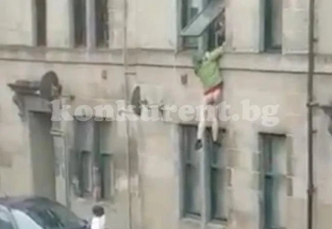 Двама мъже, голи от кръста надолу, си спретнаха меле по средата на улицата (СНИМКИ/ВИДЕО 18+)