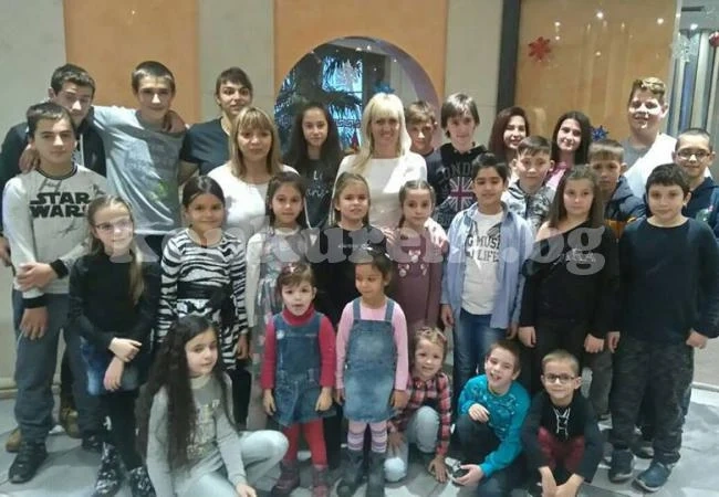 Треньорка събра атлети на парти, родители я изненадаха с подарък