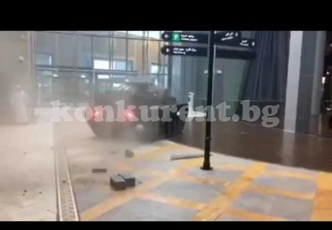 Уникално: Вижте как танк влезе директно в мол (ВИДЕО)