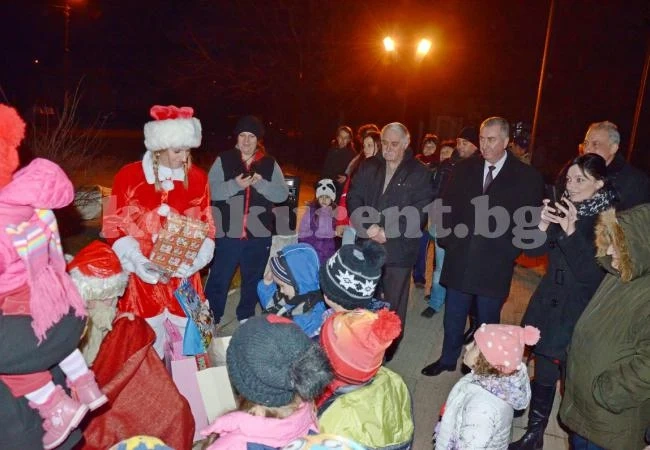 В Антимово запалиха светлините на коледната елха