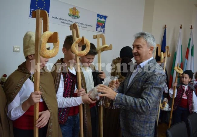 Коледарчета влязоха в община Монтана