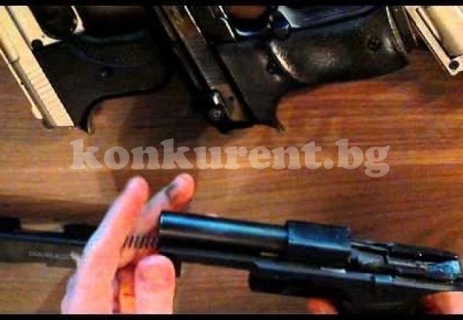 Двама отиват на съд за незаконни оръжия
