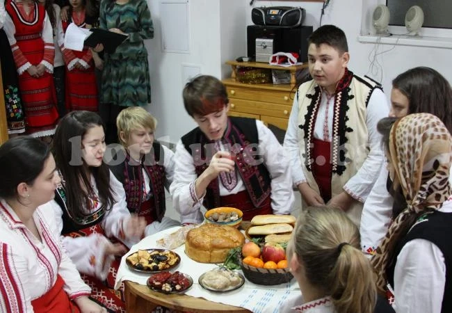 Ученици веселиха възрастните хора в дом „Зора“