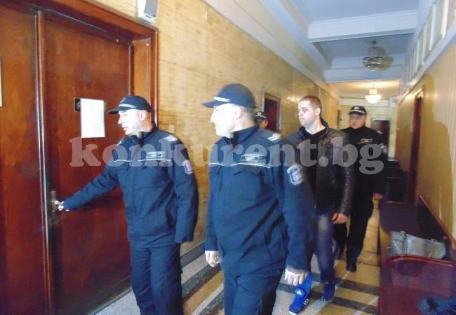 Съдът остави в ареста биячите на таксиджия