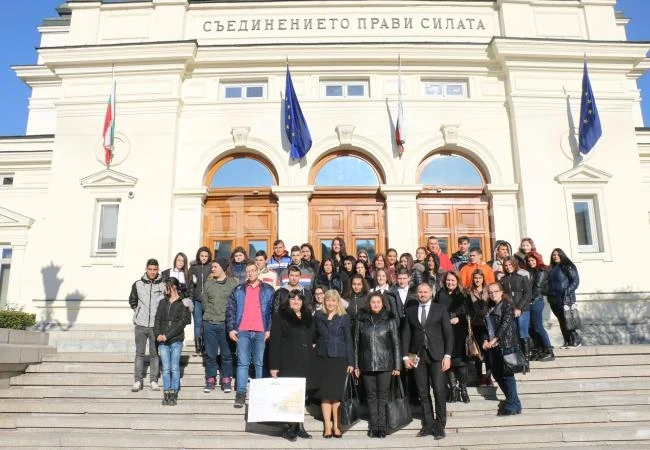 Ученици от Мездра посетиха Народното събрание