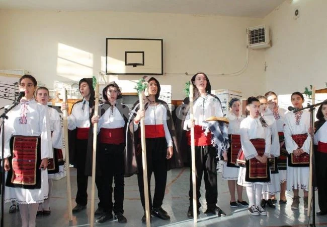 Ученици посрещнаха нестандартно Коледа