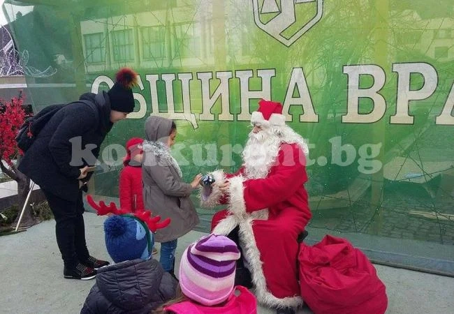 Дядо Коледа зарадва десетки деца във Враца