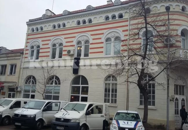 Траурно знаме на митрополията във Враца