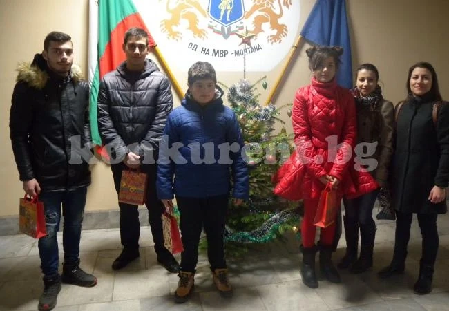 Полицаи дариха децата на загинали свои колеги