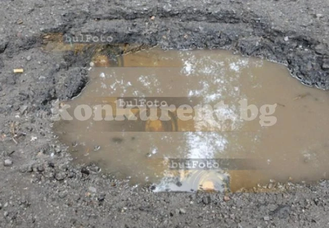 Младеж катастрофира в дупка, общината му даде 40 бона
