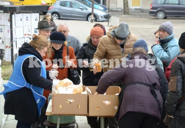 Раздават топла храна на социално слаби във Видин