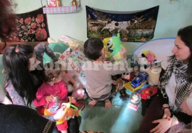 Доброволци от Зверино помагат на невръстни хлапета, останали без майка