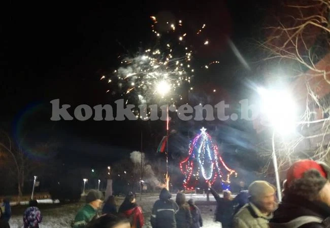 Пищна заря заблестя в небето над Криводол, от общината почерпиха с вино и скара