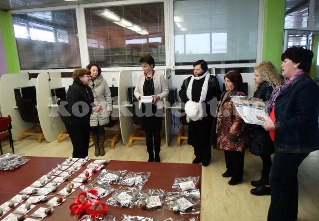 Дарители на библиотека получиха подаръци с късмети