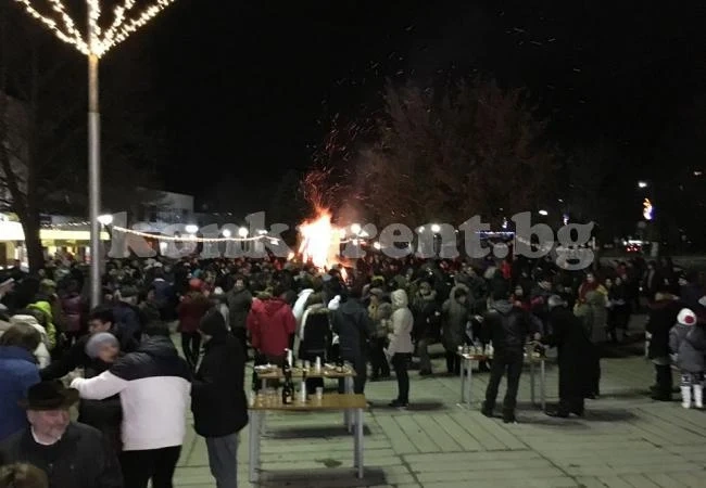 Кметът на Козлодуй черпи с бонбони в новогодишната нощ