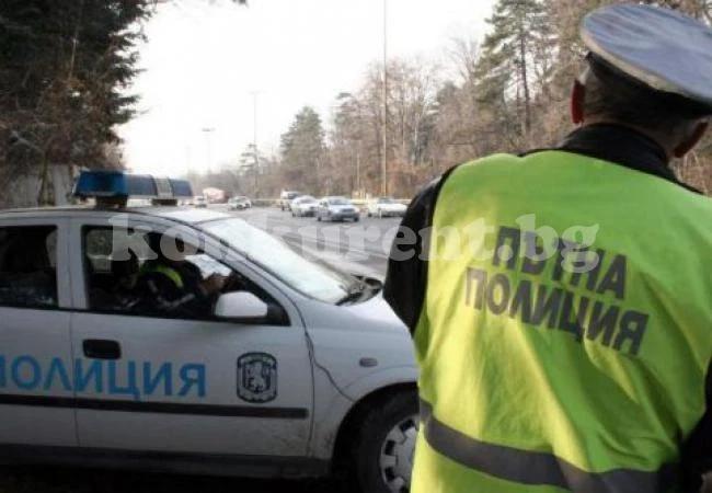 „Опел“ изхвърча от пътя в първия ден на новата година