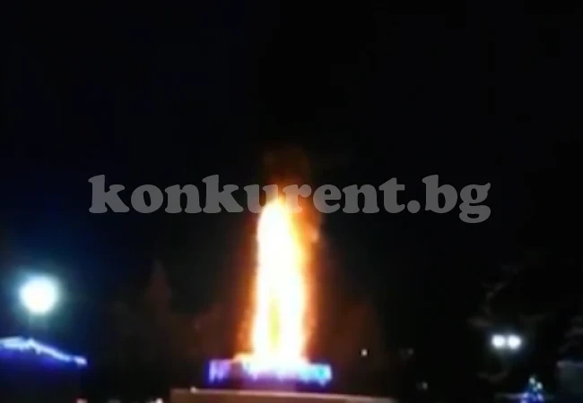 Изгоря коледната елха в Бяла Слатина 
