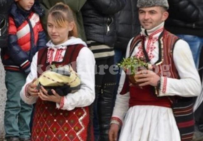 Кукер предложи брак на любимата си на празника Сурва