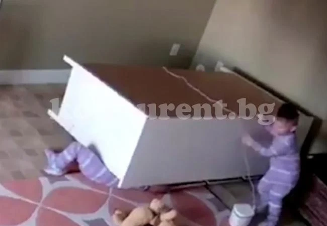 Дете на 2 годинки спаси братчето си от сигурна смърт! (ВИДЕО)