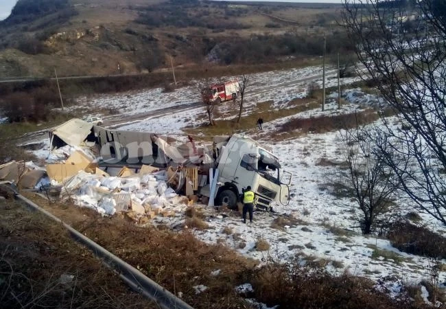 ВИДЕО: Зрелищна катастрофа край Враца – софиянка изпрати иранец и ТИР-а му в дере /СНИМКИ/