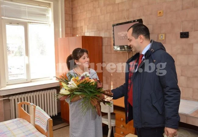 Кметът на Враца подпомогна с 600 лв. семейството на първото новородено бебе