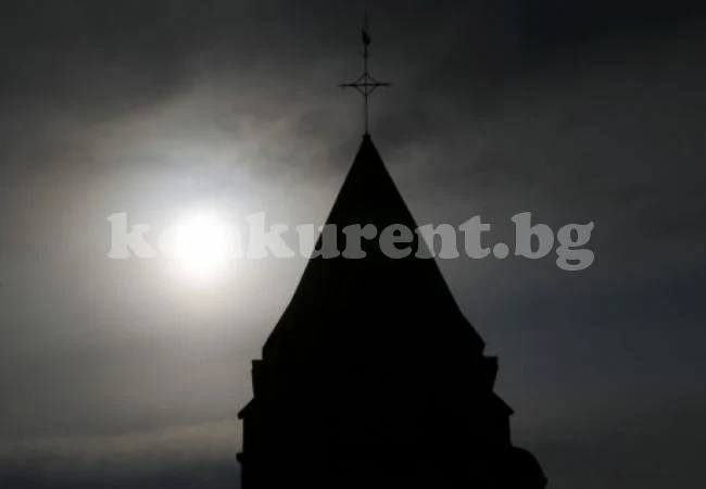 Поп организирал сексоргии в църква