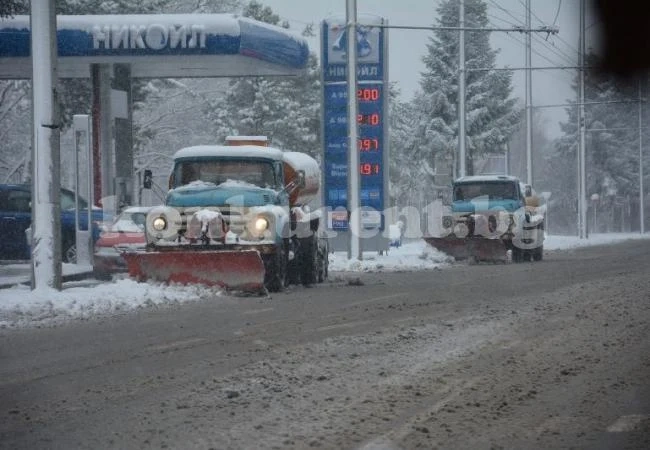 30 снегорина чистят улиците във Враца /СНИМКИ/