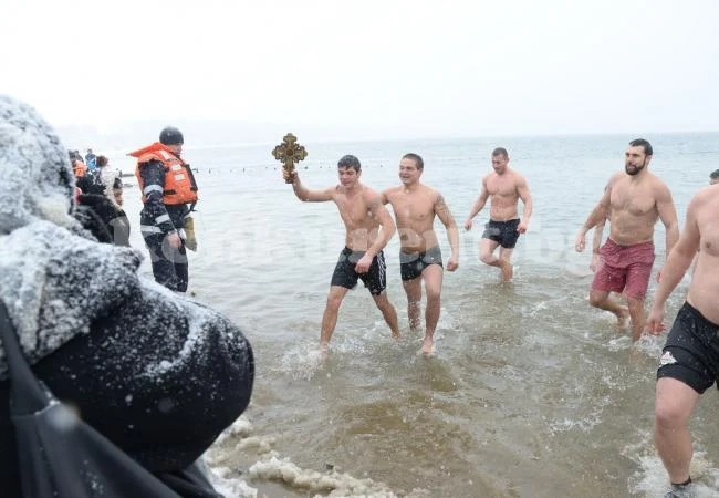 Младеж на 17 години улови Богоявленския кръст във водите на Дунав