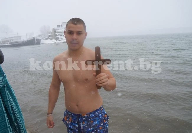 Абитуриент извади кръста в Козлодуй /СНИМКИ/