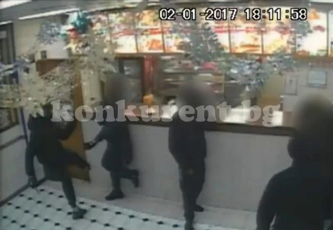 Гамени бият и ръгат с нож тийнейджър и си записват подвизите (ВИДЕО)