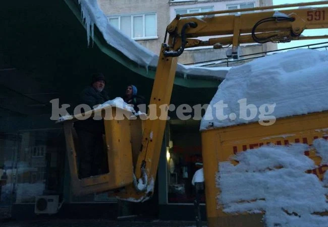 Започна премахването на ледени висулки във Враца