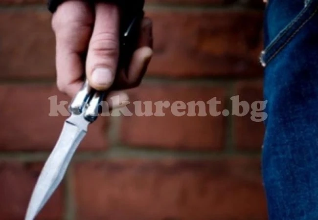 Агресивни хулигани пребиха и подстригаха насилствено младеж с нож (ВИДЕО 18+)