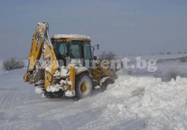 Важно за шофьорите: Вижте кои пътища са затворени от виелицата