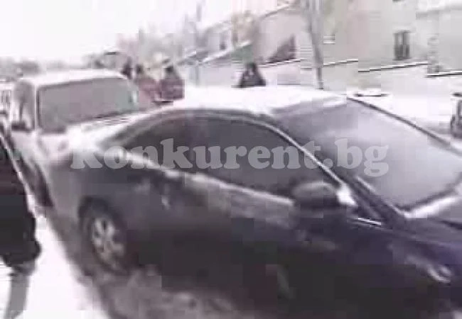 Две коли се удариха в Козлодуй заради поледицата
