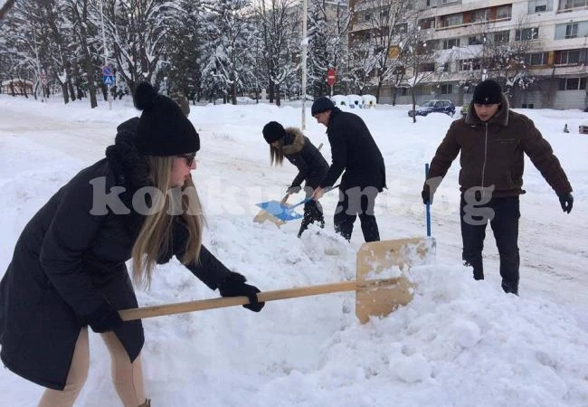 Младежи от ГЕРБ във Враца се включиха в снегопочистването