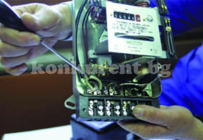 Спипаха крадци на ток и на пари от автомат за кафе