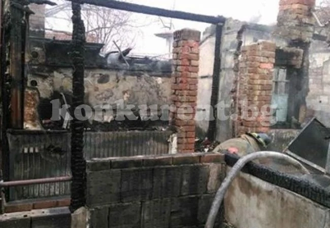 Млада жена дари майчинските си на семейство с изгорял дом