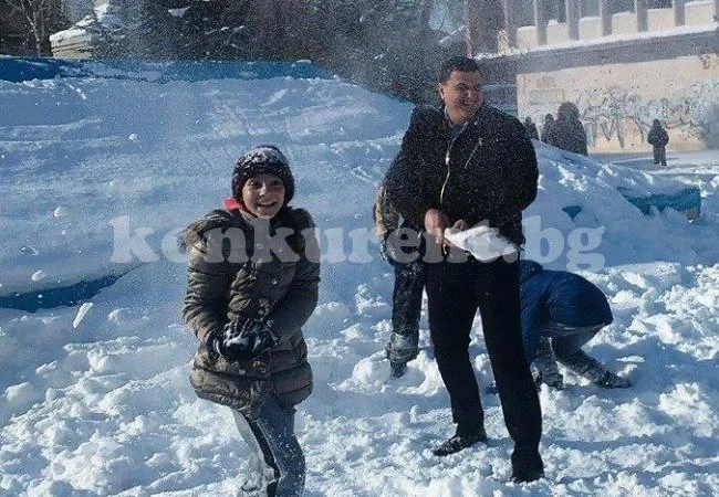 Кметове и малчугани правиха снежни човеци