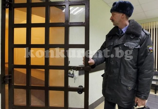 Пълен потрес! Побойничка се съблече чисто гола пред изумените полицаи (ВИДЕО 18+)