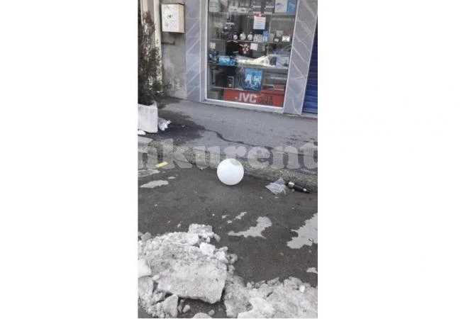 Улична лампа се търкаля в центъра на Враца