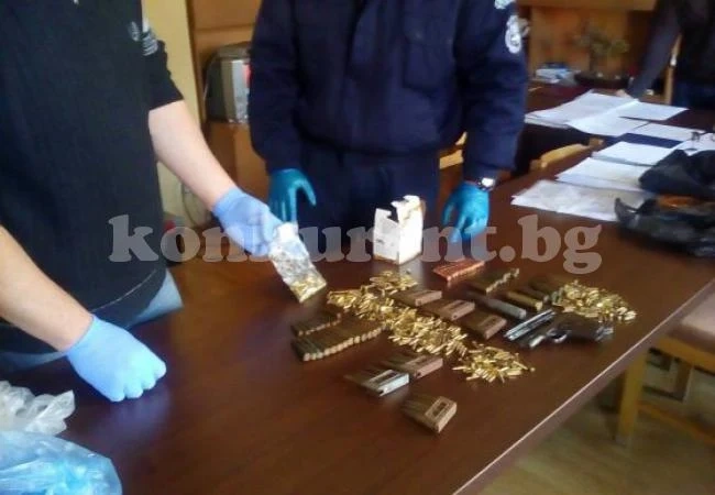 Хванаха мъж с незаконно оръжие и боеприпаси