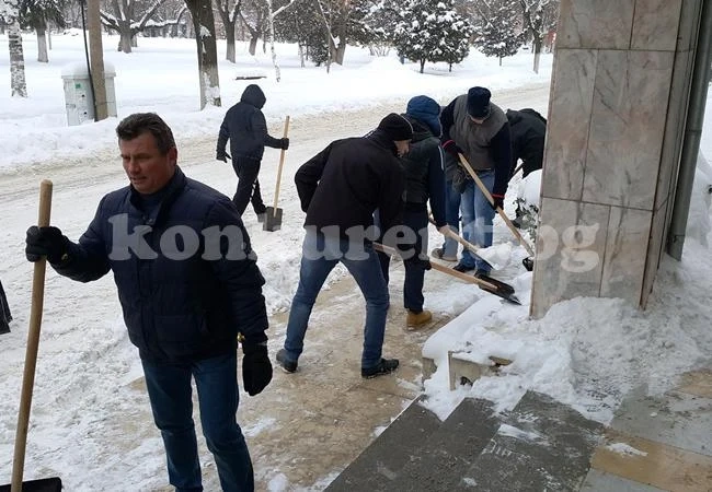 Денонощен щаб спасява Бяла Слатина в снега